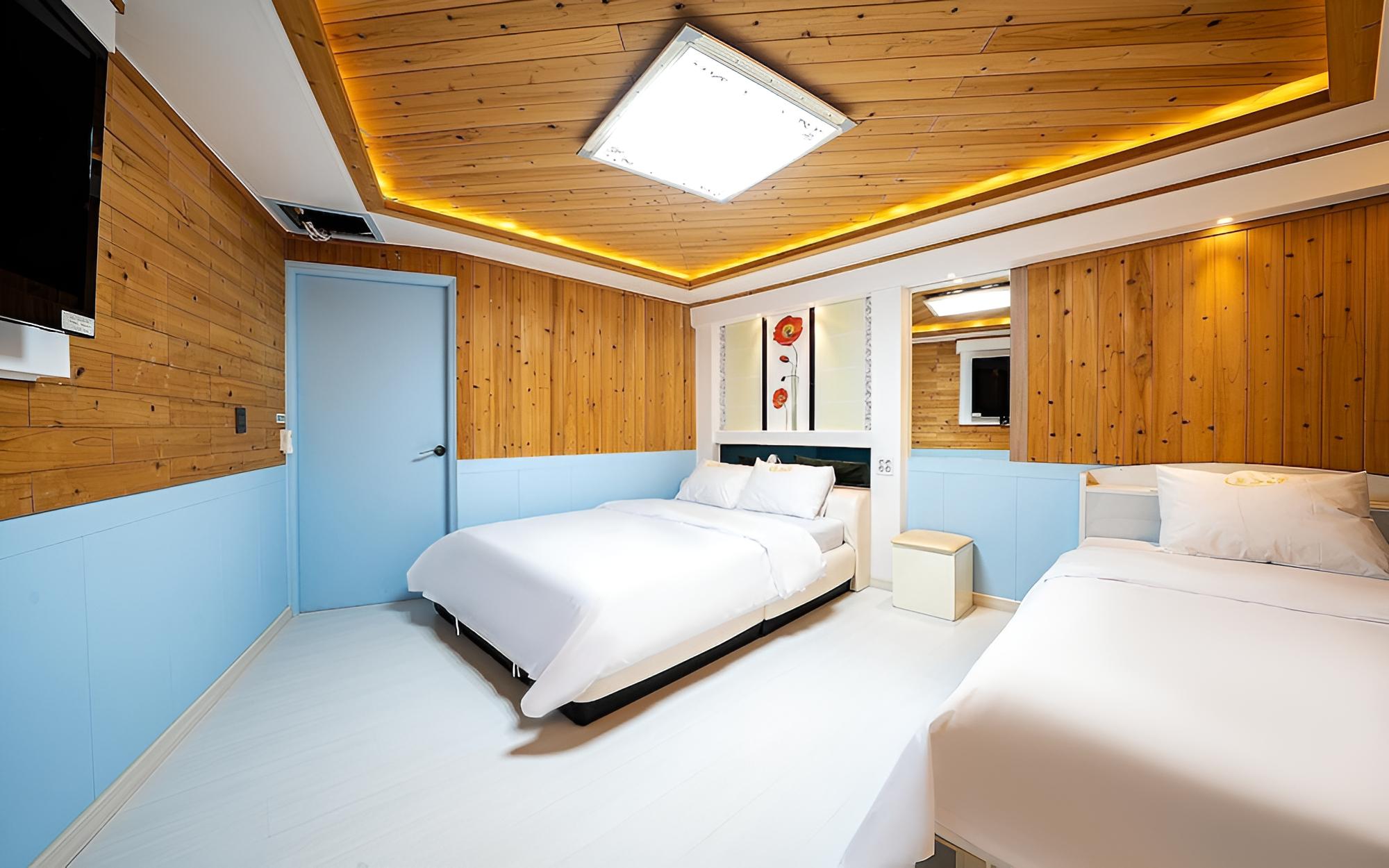 Room (Twin (Netflix 1 Room per 1 Parking)) photo 1