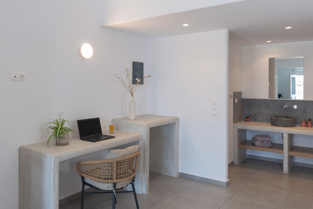 Deluxe Suite 2-4 Adults with Partial Sea and Castle View   (Doto) photo 1