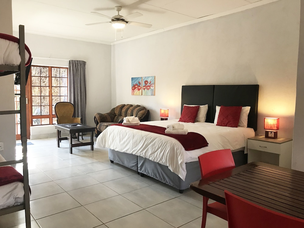 Deluxe Studio Suite, Multiple Beds, Kitchen photo 2
