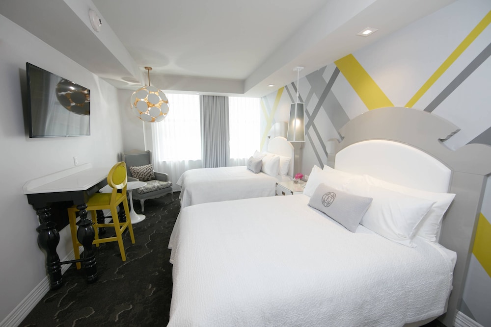 Room, 2 Queen Beds, City View photo 2