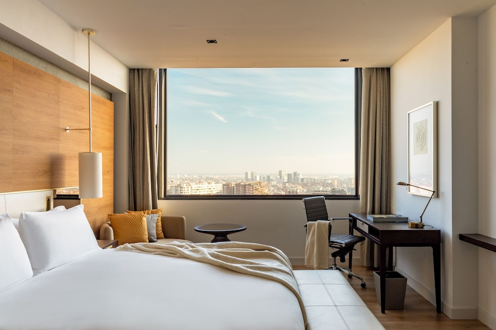 Red Level Three Bedroom Suite (4+4)