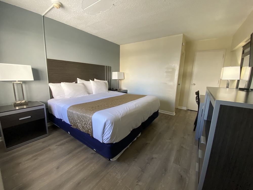 Standard Room, 1 King Bed, Non Smoking - Photo 2