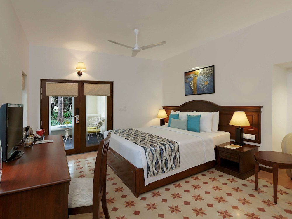 Executive Villa, 1 King Bed, Pool View - Photo 6