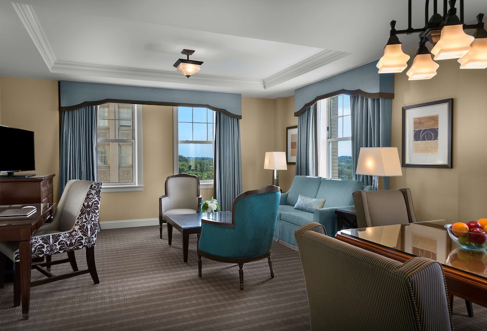 Suite, 1 King Bed - Photo 3