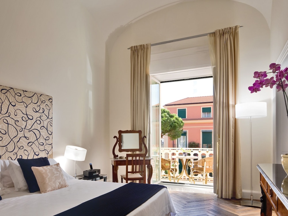 Junior Suite (Superior, Side Sea View) - Photo 1