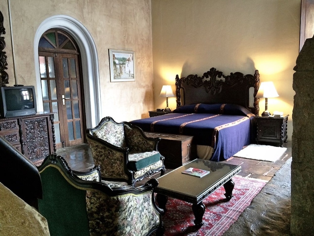 Premium Suite, 1 King Bed, Fireplace, Corner photo 2