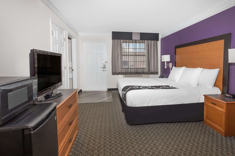 Room, 1 King Bed, Accessible, Non Smoking - Photo 4