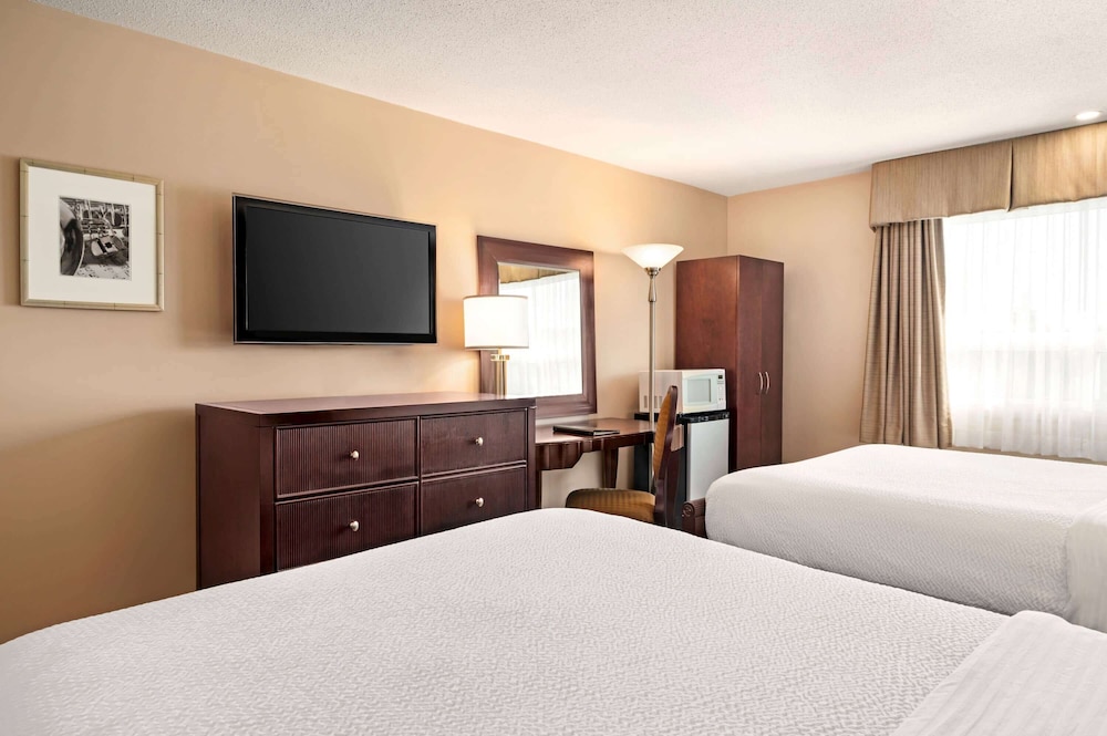 Suite, 2 Queen Beds, Non Smoking, 2nd floor - Photo 1