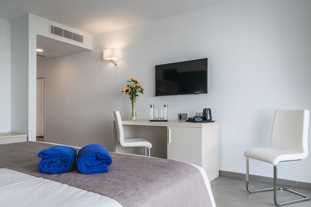 Superior Twin Room, Multiple Beds, Balcony photo 2