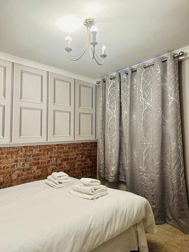 Exclusive House, Ensuite photo 2