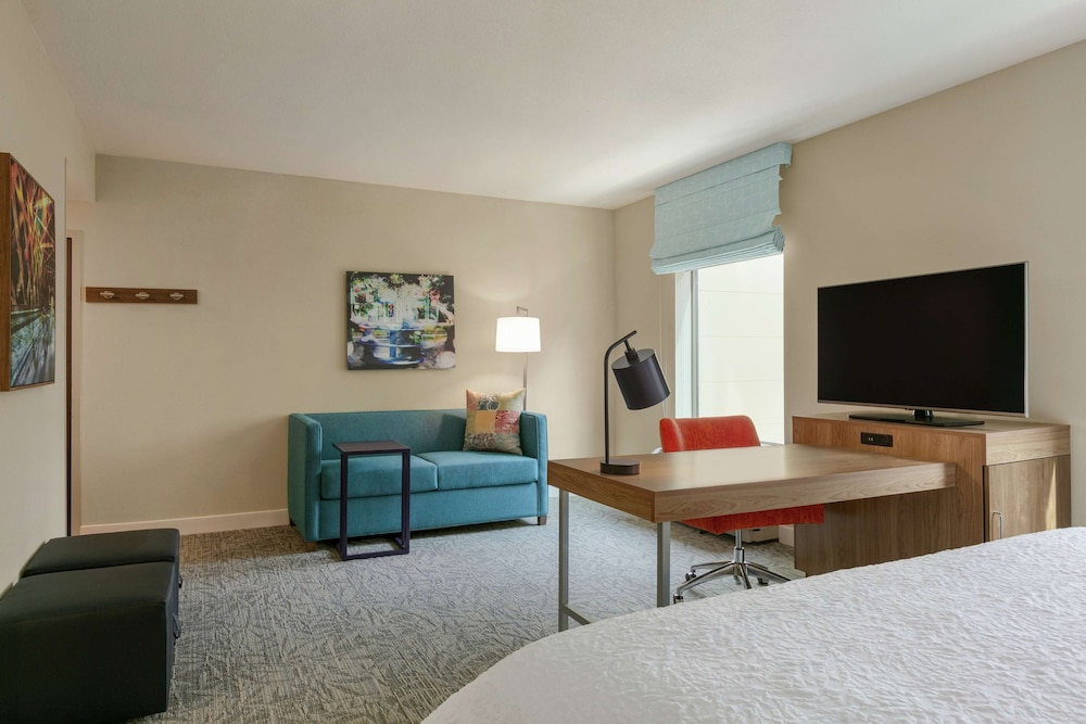 Studio, 1 King Bed, Refrigerator & Microwave (Wet bar) photo 3