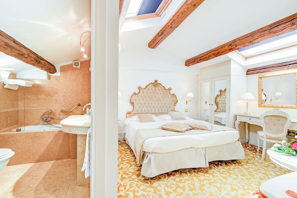 Superior Double or Twin Room thumbnail 6