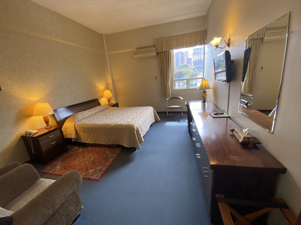 Basic Room, 1 Queen Bed, Non Smoking