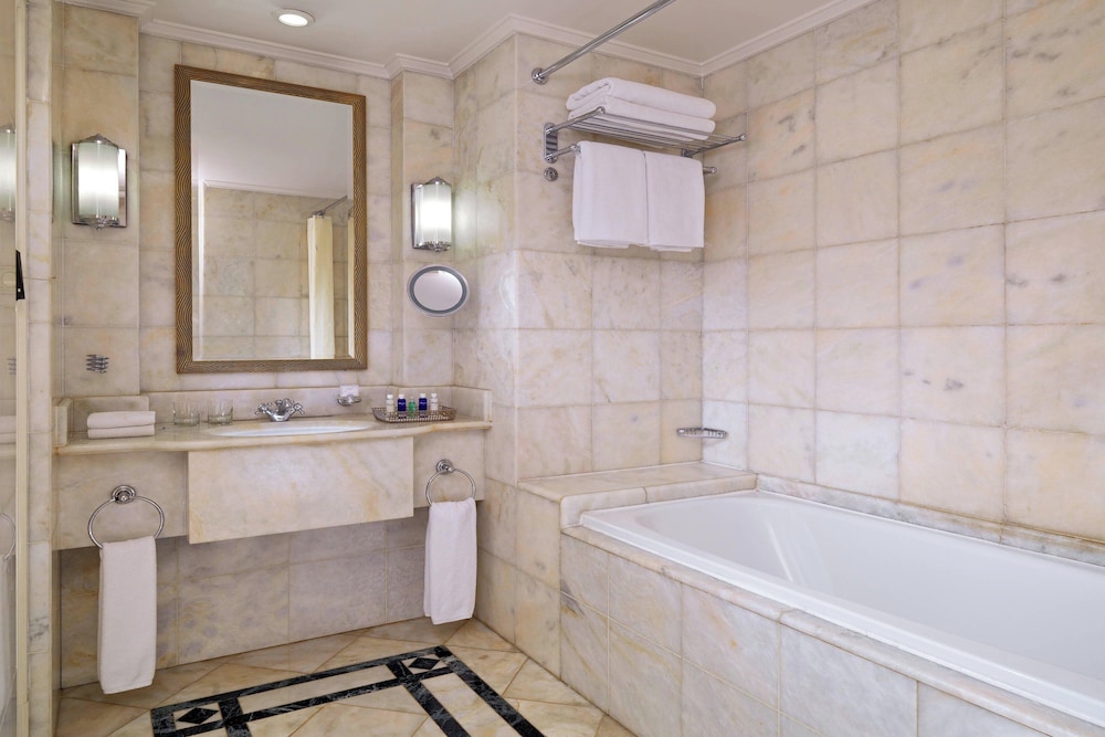 Executive Suite, 1 King Bed, Smoking, Balcony - Photo 4