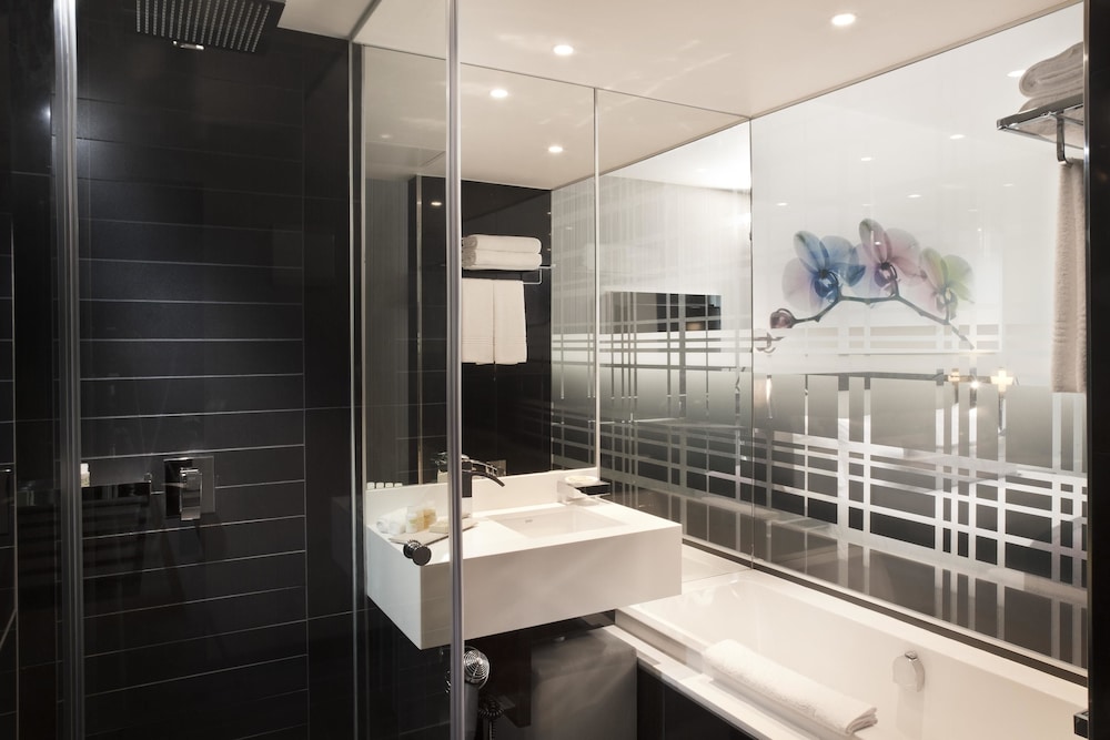 Luxury Twin Room, 2 Twin Beds, Bathtub - Photo 6