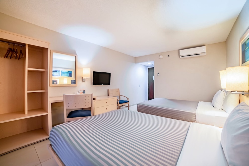 Room, 2 Double Beds - Photo 1