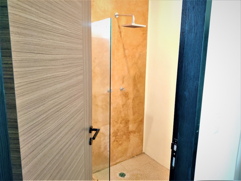 Standard Suite - Photo 8