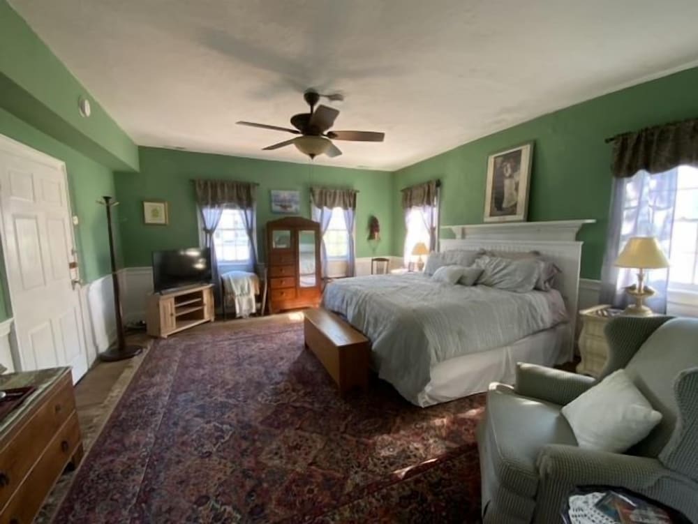 The Primary Stateroom photo 1