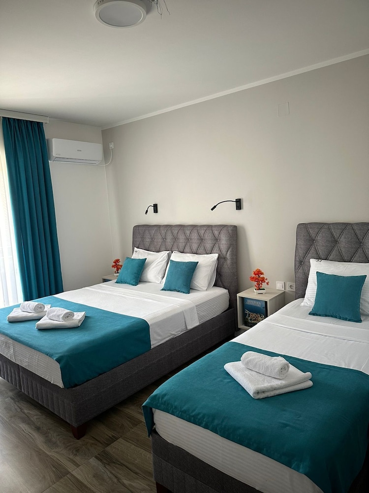 Superior Triple Room, Balcony, City View