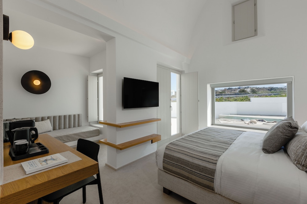 Junior Suite with Private Pool & Heated Outdoor Jetted Tub - Photo 13