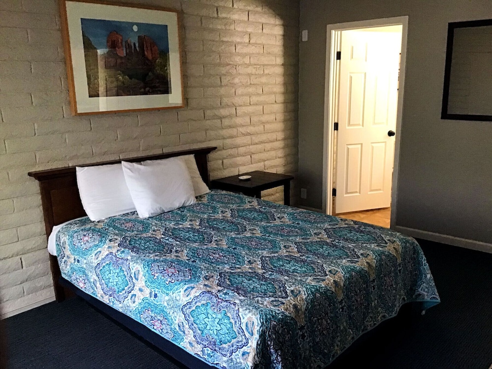 Economy Suite, 1B/1B, Pond View, No Pets photo 1