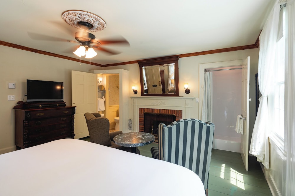 Room (Mary Lee Ball) photo 2