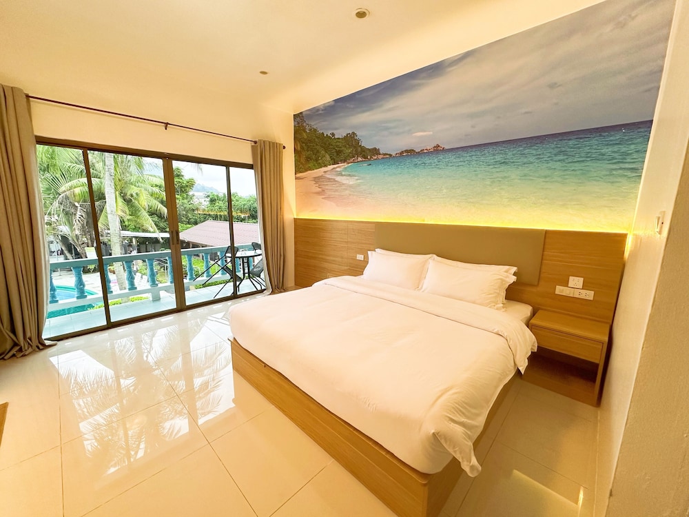 Deluxe Suite, Pool View
