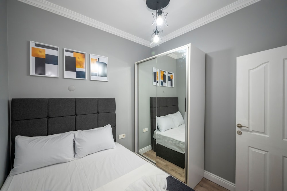 M) Two Bedroom Apartment photo 3