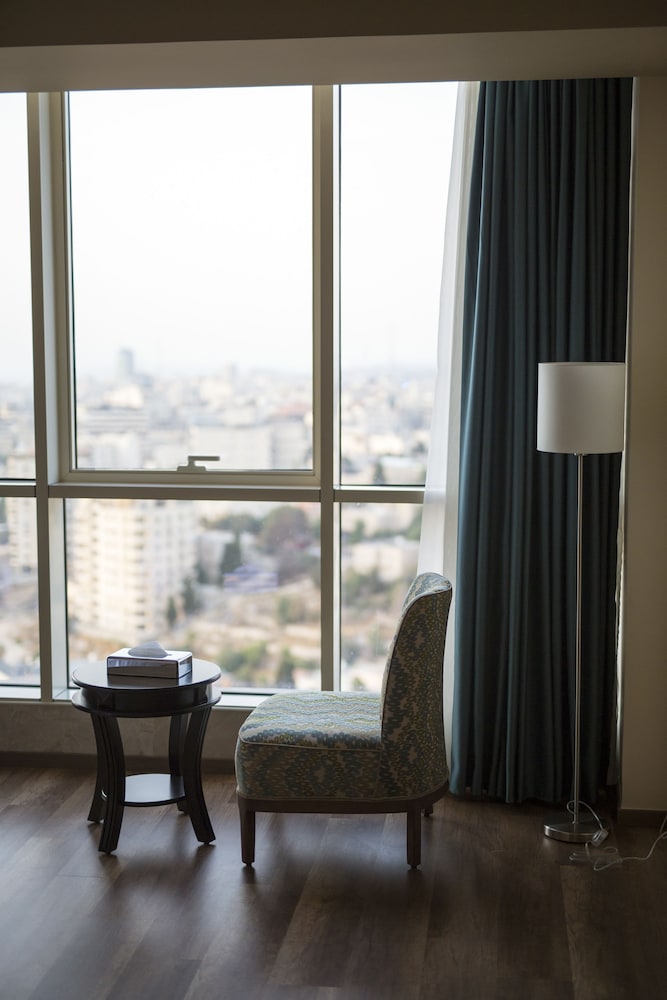 Deluxe Suite, 1 King Bed, City View photo 3