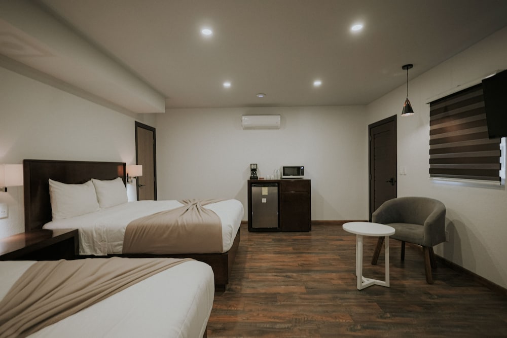 Superior Quadruple Room, 2 Queen Beds, Balcony, Vineyard View photo 1