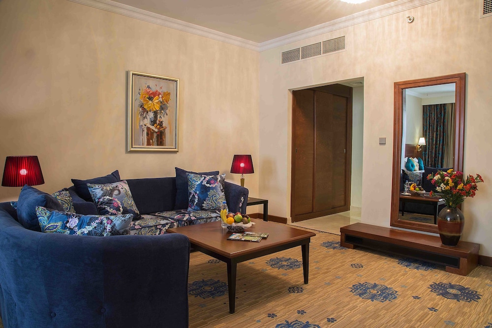 Executive Suite, 1 King Bed, Non Smoking, City View (Junior) photo 1