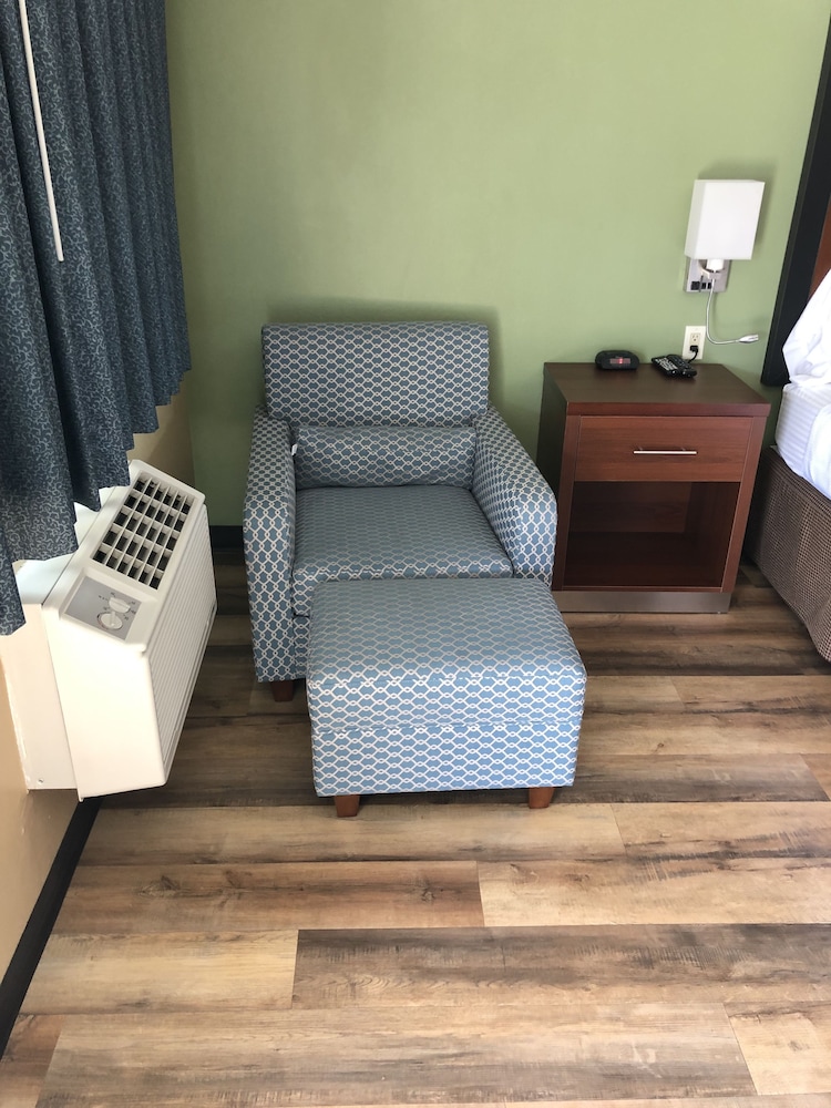 Standard Room, 3 Queen Beds, Non Smoking- No Pets Allowed photo 1