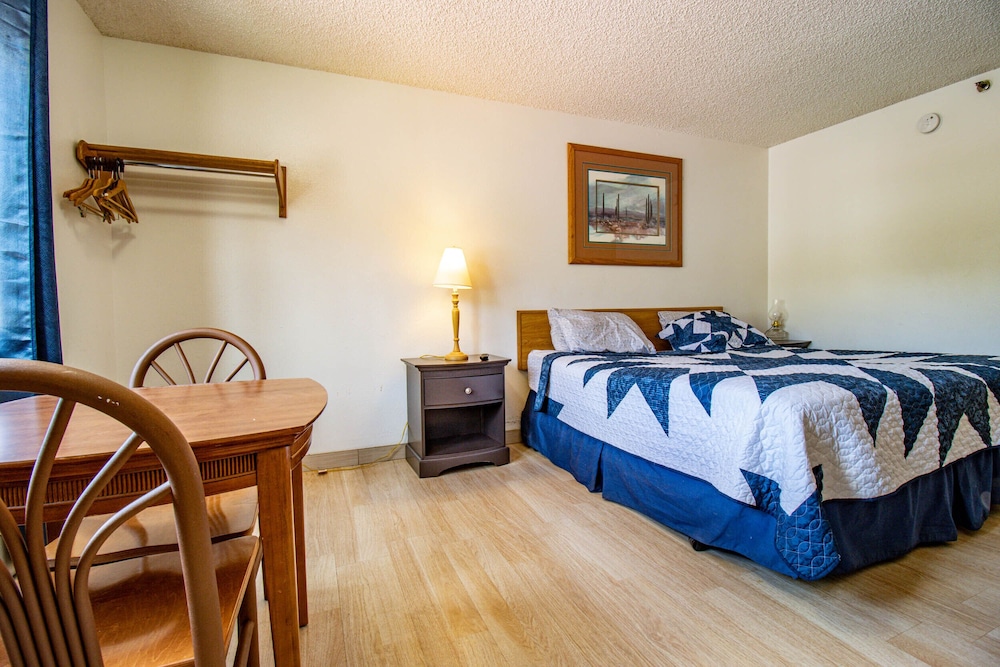 Classic Room, 1 Queen Bed photo 2