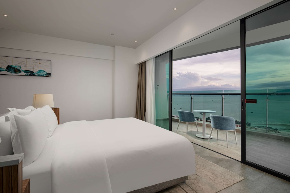 Room, 1 King Bed, Smoking, Ocean View photo 1
