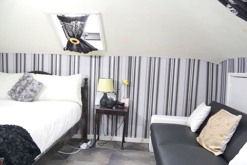 Basic Double Room, Shared Bathroom photo 1
