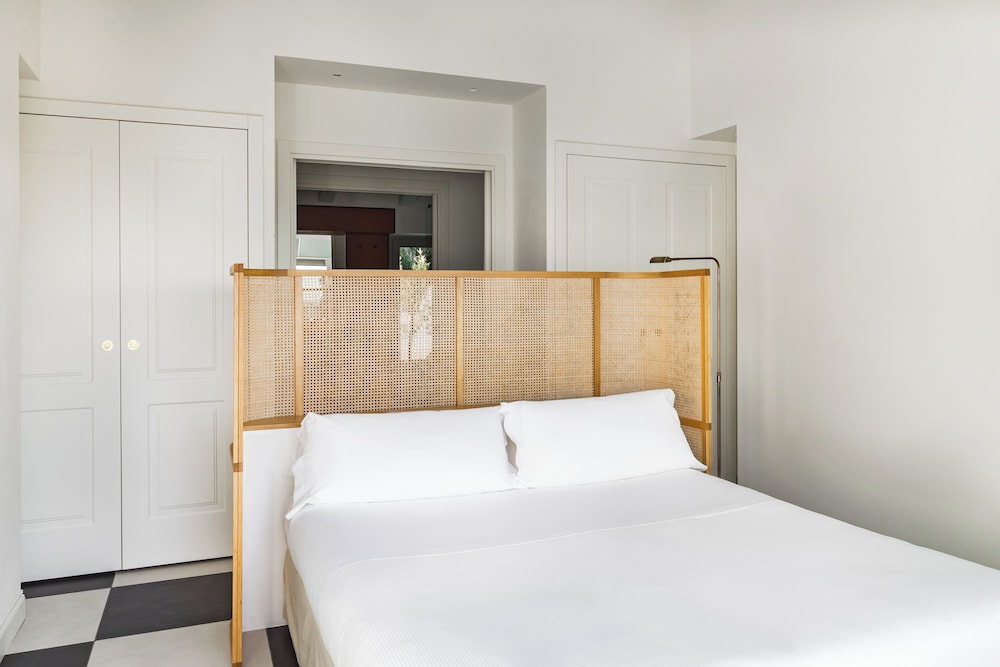 Royal Bay Suite photo 3