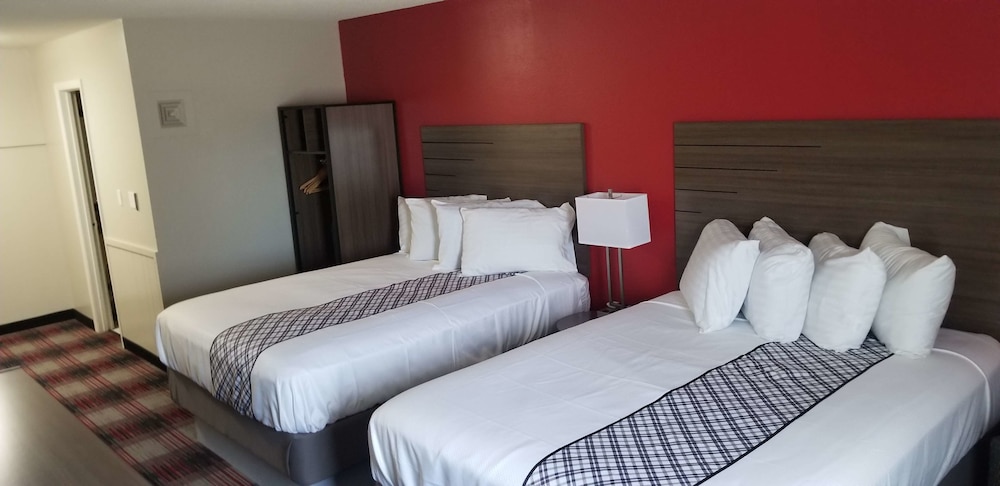Standard Room, Multiple Beds, Non Smoking, Refrigerator & Microwave (with Sofabed) - Photo 3