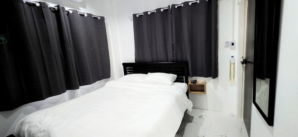 Economy Room, 1 Queen Bed, Lake View photo 1