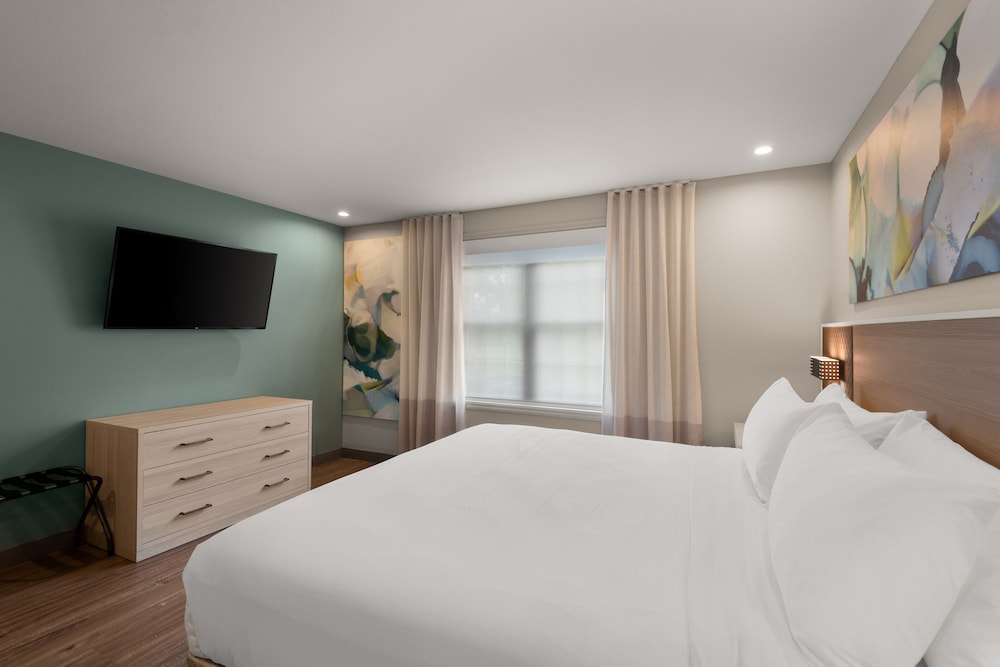 Suite, 1 Bedroom, Non Smoking, Garden View (1 King Bed, Dressing Counter) - Photo 5