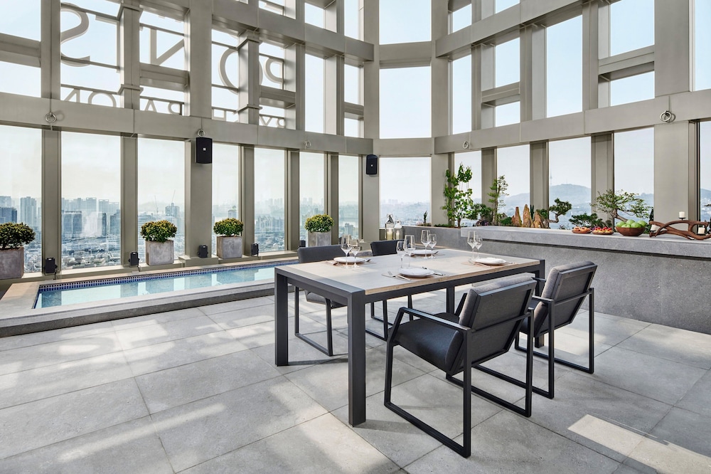 Penthouse, 1 King Bed, City View (Balcony) photo 2