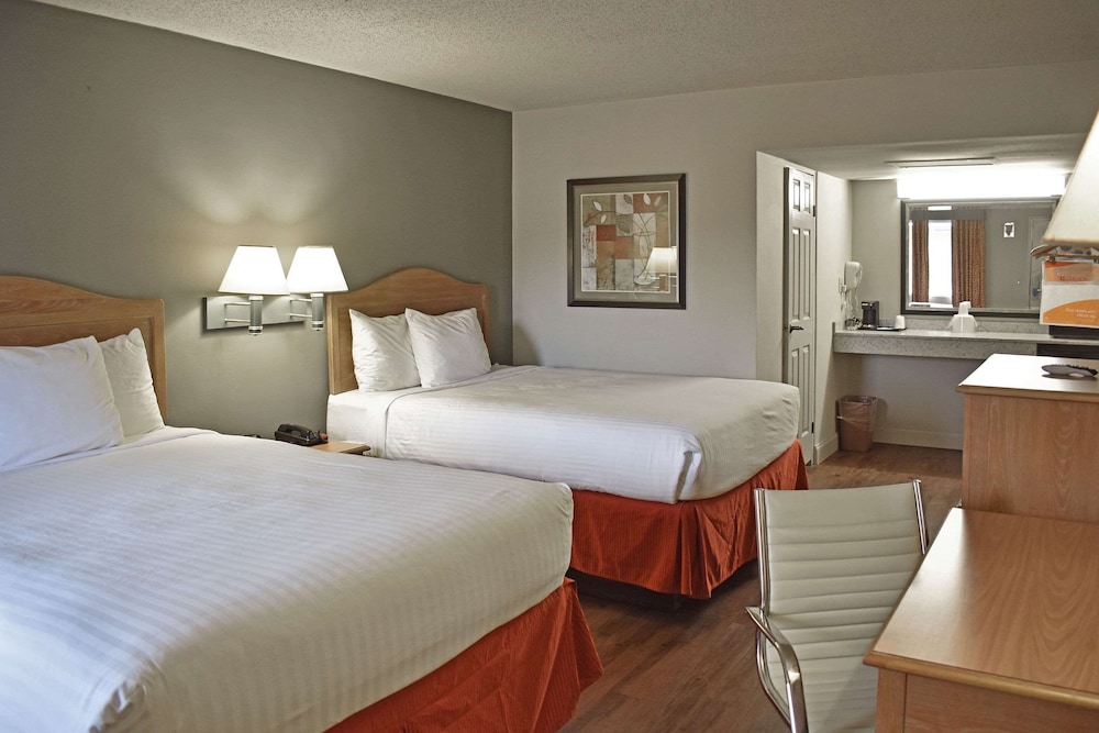 Room, 2 Queen Beds, Non Smoking - Photo 1
