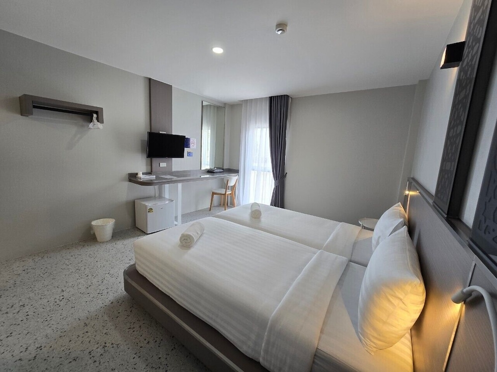 Standard Twin Room, Non Smoking - Photo 7