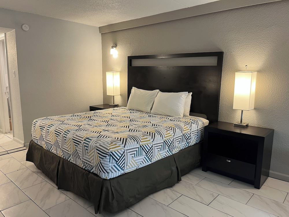 Deluxe Room, 1 King Bed, Non Smoking, Refrigerator & Microwave
