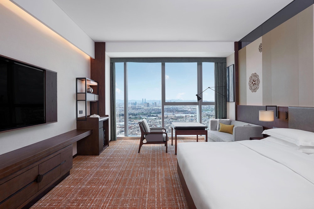 Club Room, 1 King Bed, City View - Photo 3