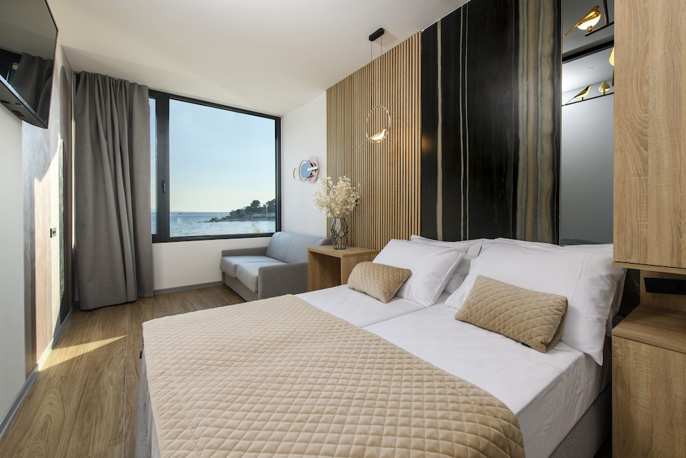Deluxe Room, Sea View - Photo 1