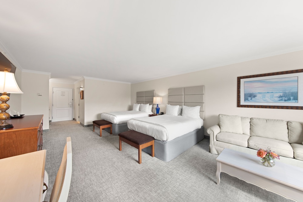 Suite Sized Double Queen Open Balcony Rehoboth Avenue with Tub