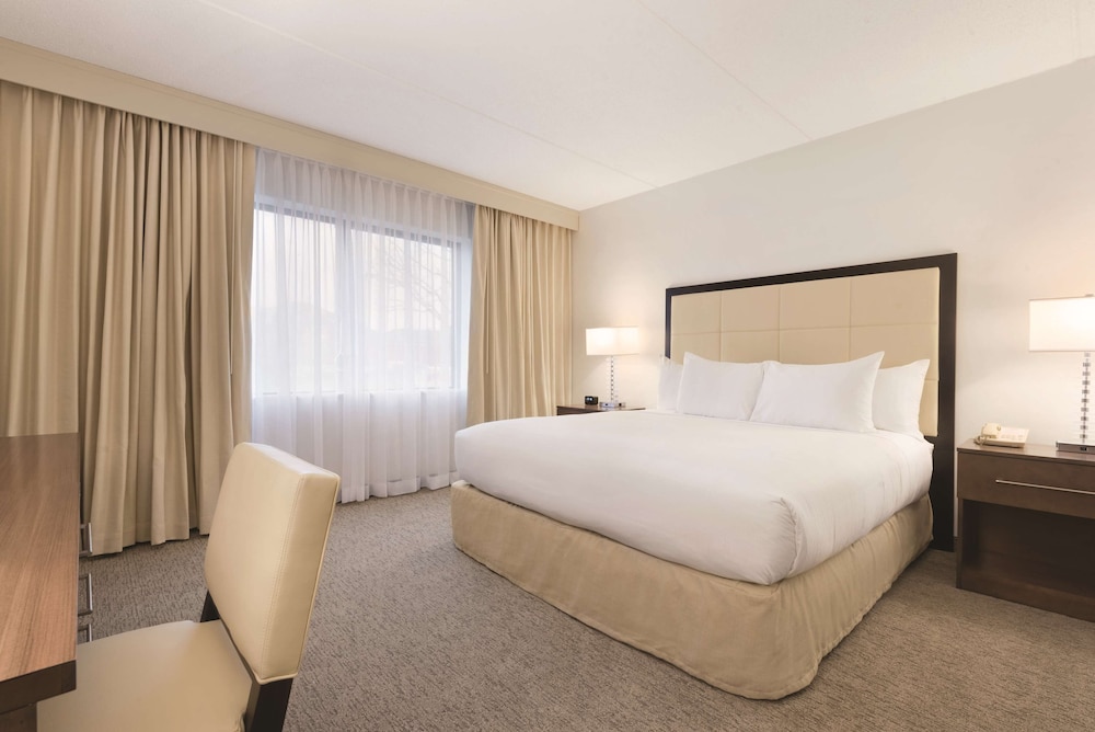 Suite, 1 King Bed, Accessible, Non Smoking - Photo 1