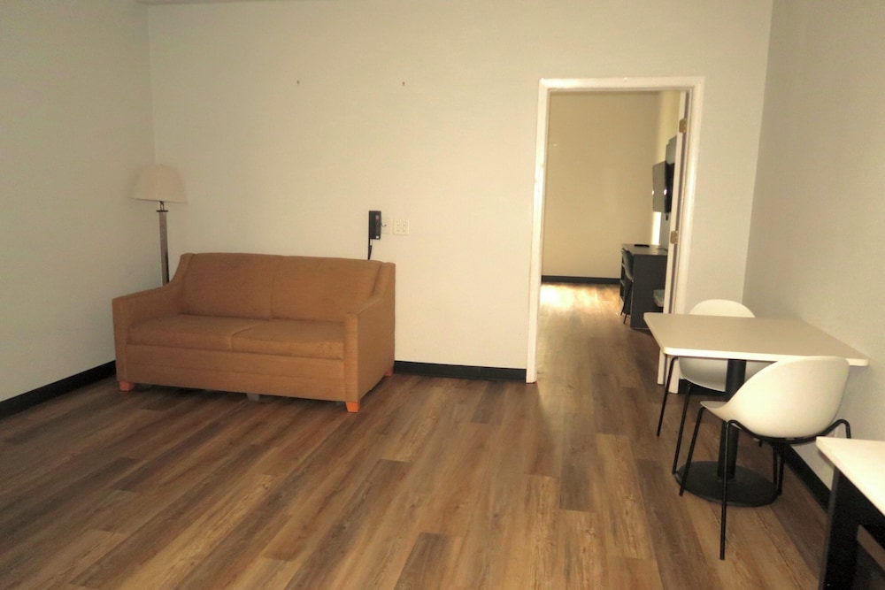 Standard Suite, 1 King Bed, Non Smoking, Kitchenette - Photo 5