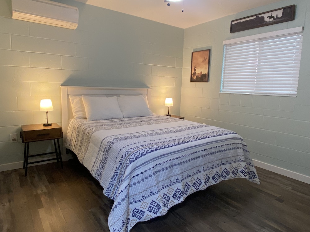 2 Bedroom House with Full Kitchen photo 2