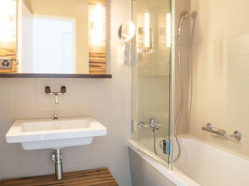 Classic Twin Room, Balcony, Lake View - Photo 6